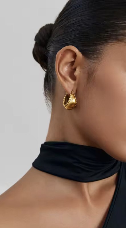 Mía Basket Hoop Earrings