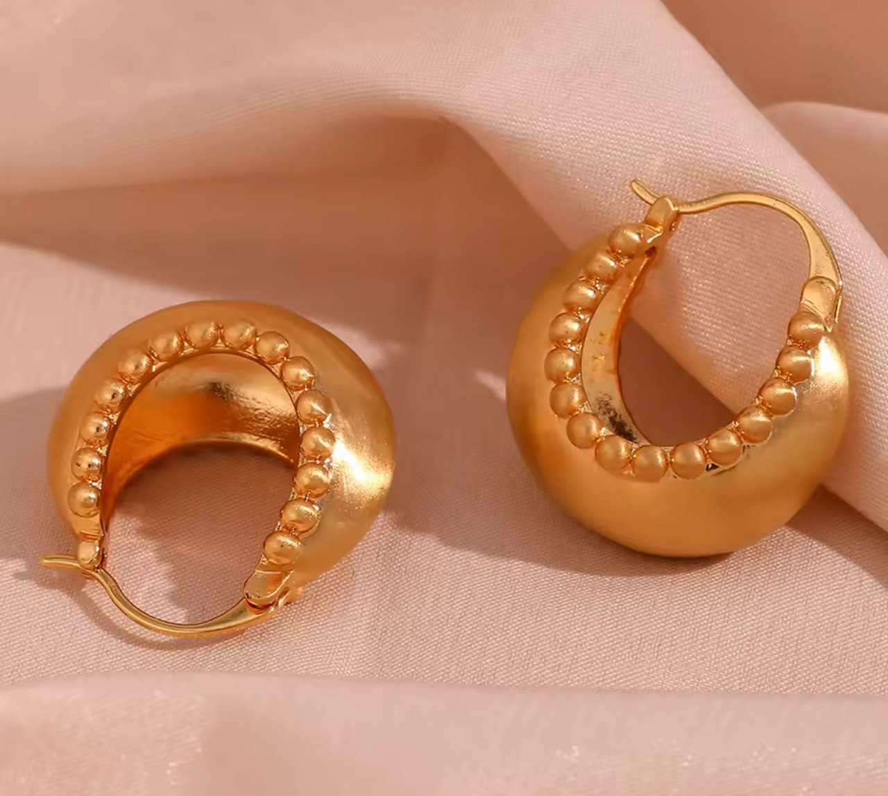 Mía Basket Hoop Earrings