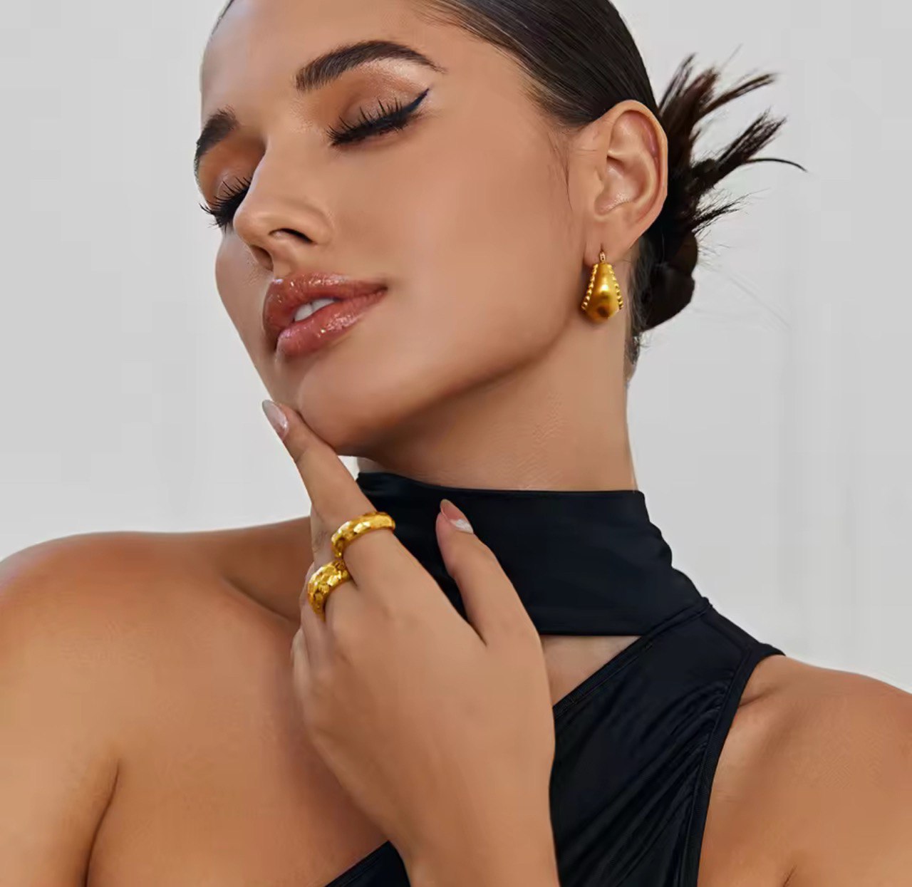 Mía Basket Hoop Earrings